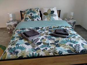 En eller flere senge i et værelse på Maison 2chambres / Jacuzzi