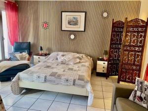 1 dormitorio con 1 cama y 1 silla en Loratori, en Amélie-les-Bains-Palalda