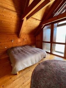 A bed or beds in a room at Chalet d'architecte-Alpe d'Huez 9p- 4ch- 1bureau