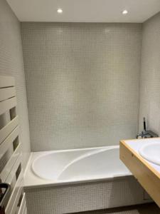 a bathroom with a tub and a sink at Chalet d'architecte-Alpe d'Huez 9p- 4ch- 1bureau in Villard-Reculas