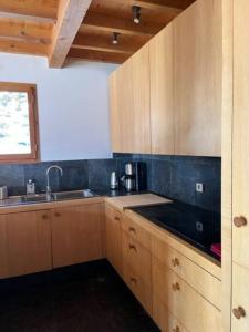 A kitchen or kitchenette at Chalet d'architecte-Alpe d'Huez 9p- 4ch- 1bureau