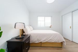 Ένα ή περισσότερα κρεβάτια σε δωμάτιο στο Steveston Village Bed and Breakfast