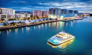 un barco en el agua junto a una ciudad en Ber-Santai at Marina Court, en Kota Kinabalu