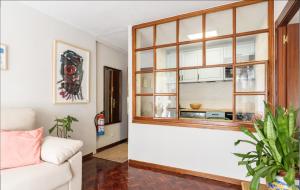 sala de estar con ventana y sofá blanco en La casa del artista en Santander