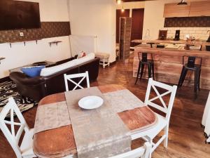 ein Wohnzimmer mit einem Tisch und einem Sofa in der Unterkunft Prestigieuse Résidence : N°6 in Bellac