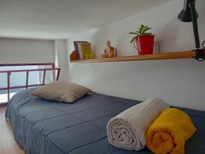 una camera con letto, cuscino e mensola di Bright brand new studio a Olivos