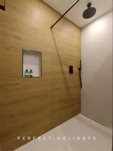 Zimmer mit einer Holzwand und einem Spiegel in der Unterkunft Ferienwohnung Ott in Bad Endorf