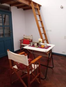 tavolo e sedie con scala in una stanza di Bright brand new studio a Olivos