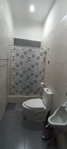 uma casa de banho com um WC e um lavatório em Casa Grande em San Ramón