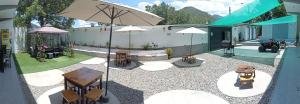 聖拉蒙的住宿－Casa Grande，一个带桌椅和遮阳伞的庭院