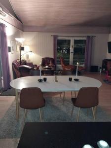 een woonkamer met een witte tafel en stoelen bij Seaside in Tromsø