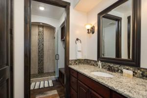 y baño con lavabo y espejo. en Luxury Downtown Rental (Hot Tub/Pet Friendly) - La Dolce Vita Villas #8, en Moab