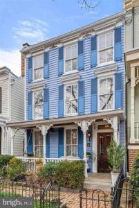 una casa azul con adornos blancos en una calle en Stupendous Apartment Steps From the Capitol!, en Washington