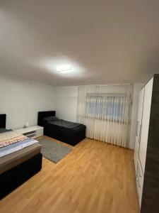 een kamer met een bed en een bank erin bij Diti Apartment in Lottstetten