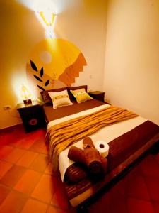 - une chambre avec un lit doté d'une grande tête de lit dans l'établissement Hostal Casa Ceiba, à Barichara