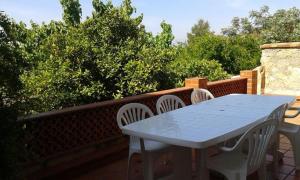 a white table and chairs sitting on a patio at Ca la tieta Quima in Guiamets