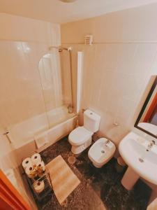 ポルトにあるPorto Saudadeのバスルーム(白いトイレ、シンク付)