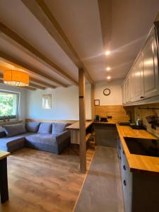 uma cozinha e uma sala de estar com um sofá em Krupówki i Styl em Zakopane