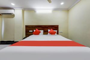 Postel nebo postele na pokoji v ubytování Collection O Srinivasa Residency