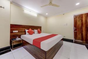 1 dormitorio con 1 cama y ventilador de techo en Collection O Hotel Srinivasa Residency en Tirupati