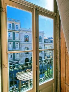 ポルトにあるPorto Saudadeの市街の景色を望む窓
