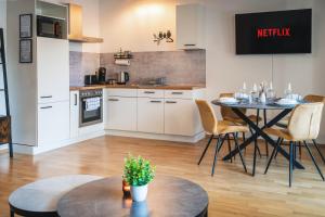 a kitchen and dining room with a table and chairs at ALPSTAY "Eulennest" - Garten, Gondelnähe & Netflix in Bad Kleinkirchheim