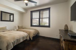 1 dormitorio con 2 camas y ventana en Luxury Downtown Rental (Hot Tub/Pet Friendly) - La Dolce Vita Villas #8, en Moab
