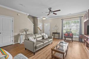 - un salon avec un canapé et un ventilateur de plafond dans l'établissement Peaceful, townhome in Hope Valley Farms, à Durham