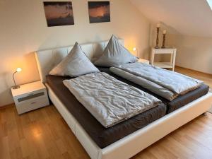 1 cama con 2 almohadas en una habitación en Ferienwohnung Bernsteinwind en Graal-Müritz