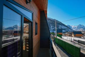 una casa con vista sulle montagne di SAME Cottage Kazbegi a Kazbegi