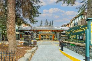 um edifício com um cartaz que lê orgulhosamente uma hospedaria canadiana em Royal Canadian Lodge em Banff