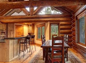 una cocina con mesa y sillas en una cabaña en Big Timber Lodge, en Breckenridge