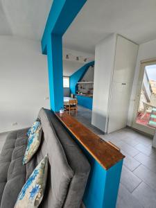 uma sala de estar com um sofá e uma mesa em Attico Granelli di Sabbia em Lido di Ostia