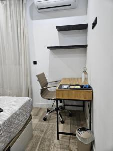una camera da letto con una scrivania, un letto, una scrivania e una sedia di Habitación céntrica de Lujo Gv 5 a Valencia