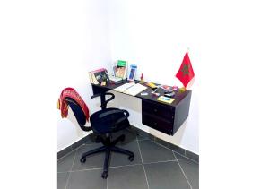 ein Büro mit einem Schreibtisch und einem Stuhl in der Unterkunft Apartment in Safi Fantastic Near the sea, Morocco in Safi