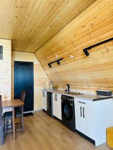 cocina con lavadora y mesa en una habitación en Cottage 360°, en Surami