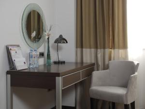 biurko z lustrem i krzesłem w pokoju w obiekcie IN Hotel Beograd w Belgradzie