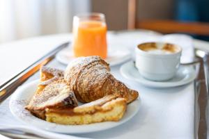 Breakfast options na available sa mga guest sa Antum Hotel
