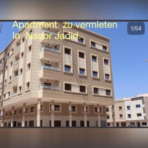 ein Gebäude mit den Worten Wohnung 17 in maruder Jabba in der Unterkunft Luxury Apartment II Nador Jadid Free Parking & Wifi in Nador