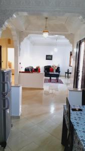 - un salon avec un canapé et une table dans l'établissement Welcome Home, à Béni Mellal