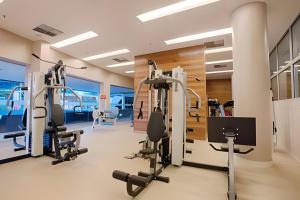 - une salle de sport avec tapis de course et machines elliptiques dans l'établissement Hotel Fusion Brasília - Ozped Flats, à Brasilia