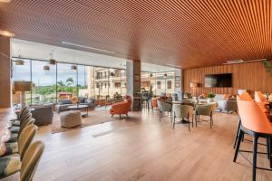 un vestíbulo de un hotel con mesas y sillas en Hotel Faranda Single 1 Punta Cana - Adults Only, en Punta Cana