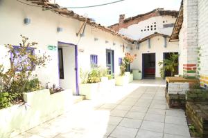 a courtyard in a house with white walls at Hotel Imperio Copacabana in San Agustín