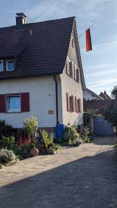 une maison dont le côté comporte un drapeau dans l'établissement Ferienwohnung Umkirch, à Umkirch