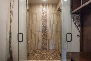 Koupelna v ubytování Luxury Downtown Rental (Hot Tub/Pet Friendly) - La Dolce Vita Villas #9