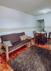ein Wohnzimmer mit einem Sofa und einem Tisch in der Unterkunft Bonito departamento y centrico in Lázaro Cárdenas