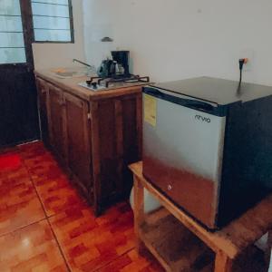 een keuken met een oude koelkast en een fornuis bij Bonito departamento y centrico in Lázaro Cárdenas