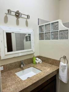 een badkamer met een wastafel en een spiegel bij Encantador loft 1 frente a plaza in Loreto