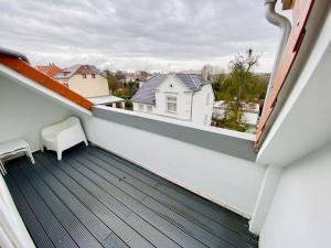 d'un balcon avec vue sur une maison blanche. dans l'établissement Cute Apartment - Detmold city center - large kitchen, bath, south facing balcony - free parking and wifi, à Detmold 1 autre photo