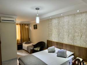 um quarto de hotel com duas camas e um quarto em San Francisco Plazza em São Paulo